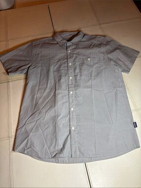 Patagonia Men's Light Gray Short-Sleeve Button-Down Shirt